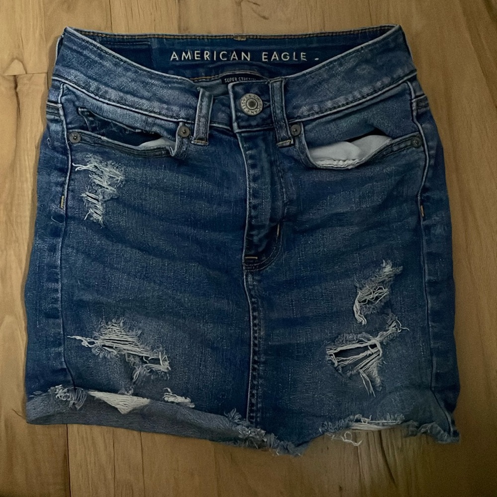 AMERICAN EAGLE RIPPED JEAN SKIRT. size 00 in the US. high rise and super stretch